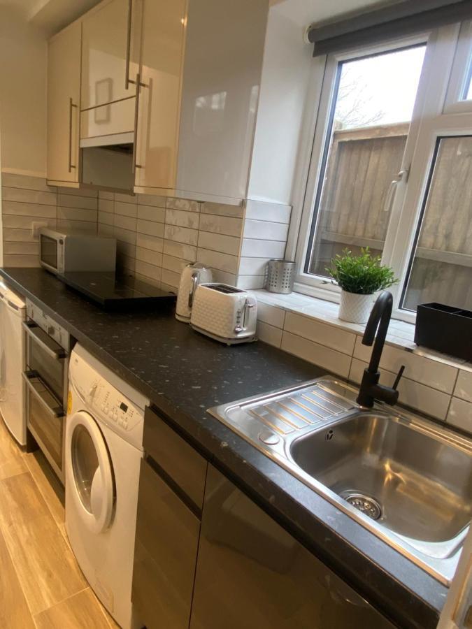 Lovely And Modern Studio Apartment. Borehamwood Exterior foto