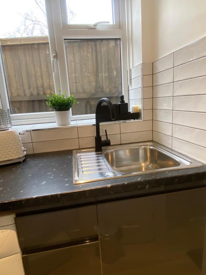 Lovely And Modern Studio Apartment. Borehamwood Exterior foto